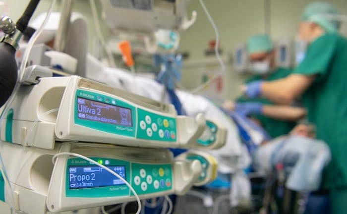 Vor allem Behandlungen im Krankenhaus wirken als Treiber für steigende Beiträge in der Krankenversicherung.