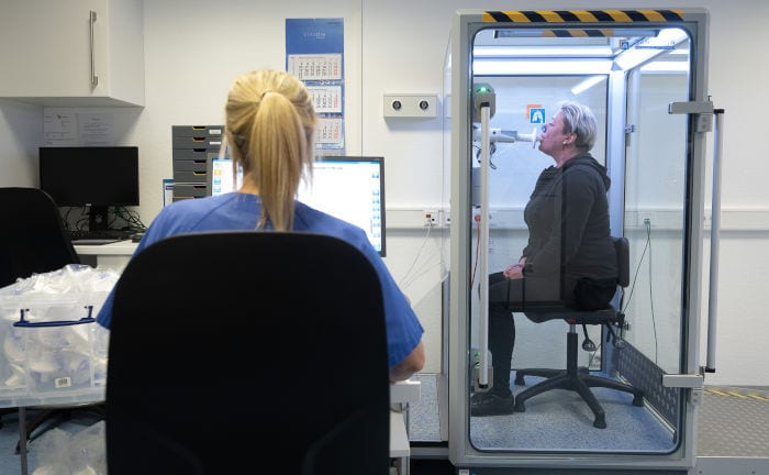 Long-Covid-Patientin beim Lungentest