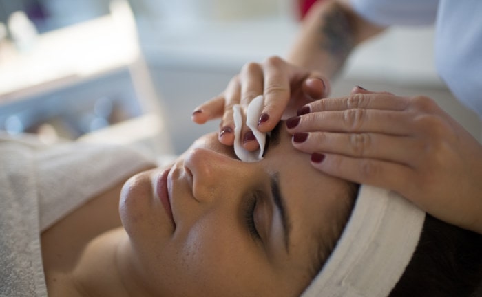 Frau bei der Kosmetik: Die meisten weiblichen Selbstständigen in Deutschland arbeiten in der Körperpflegebranche