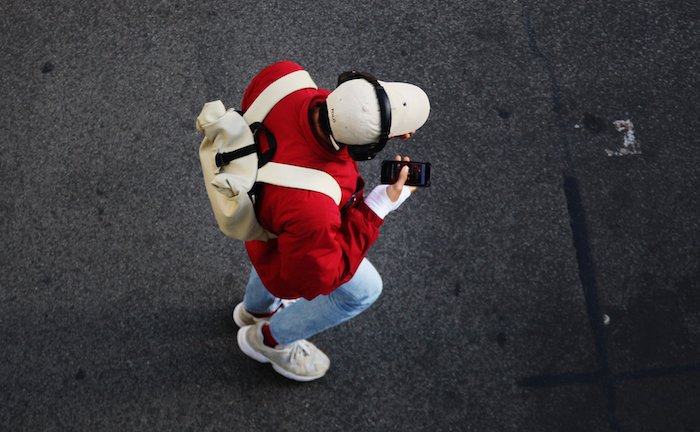 Mann mit Kopfhörern