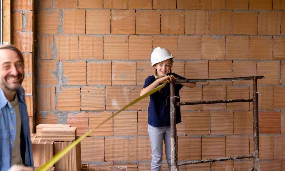 Vater und Tochter auf der Baustelle
