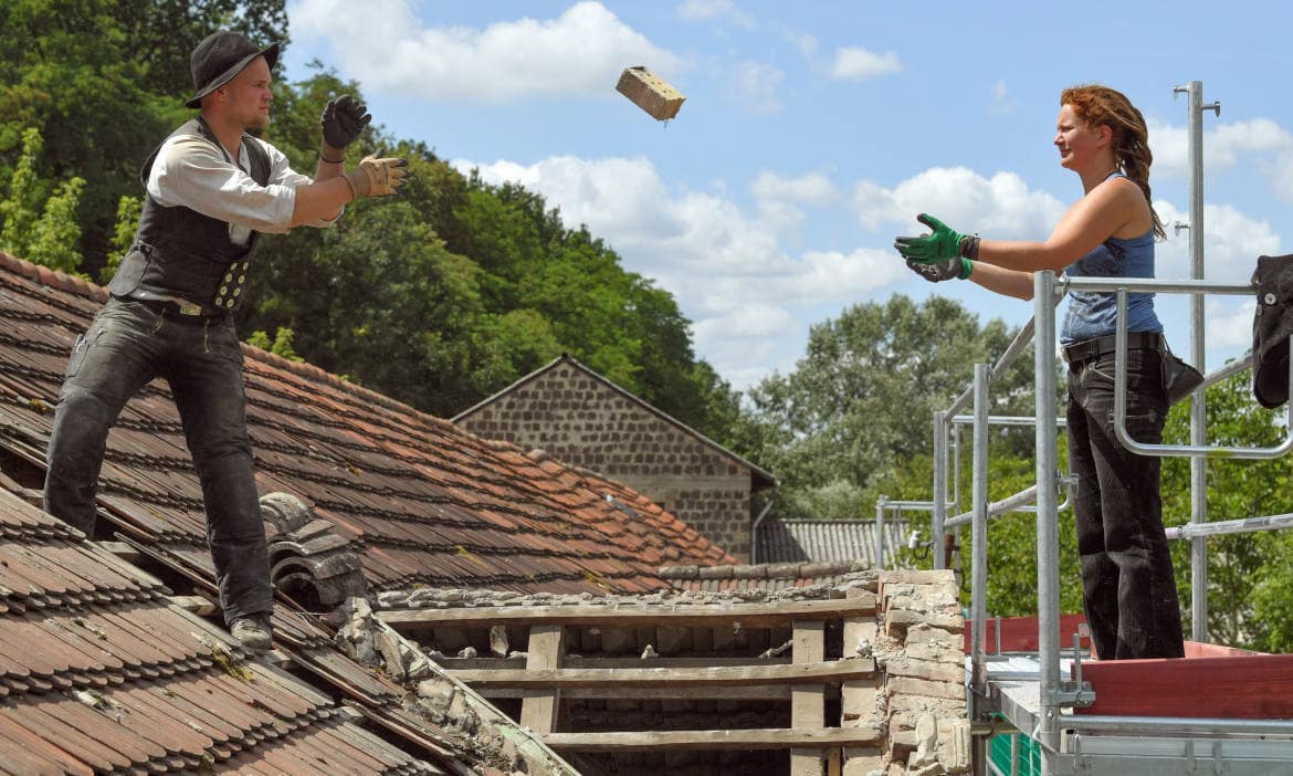 Auszubildende im Zimmererhandwerk auf der Baustelle: Frauen auf dem Bau sind noch immer selten