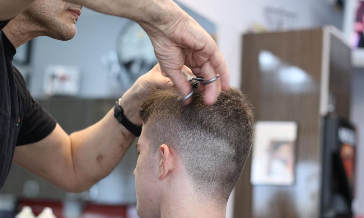 Frisör bei der Arbeit: Auch Menschen mit sehr niedrigem Einkommen sollen nach Plan des IVFP vorsorgen können