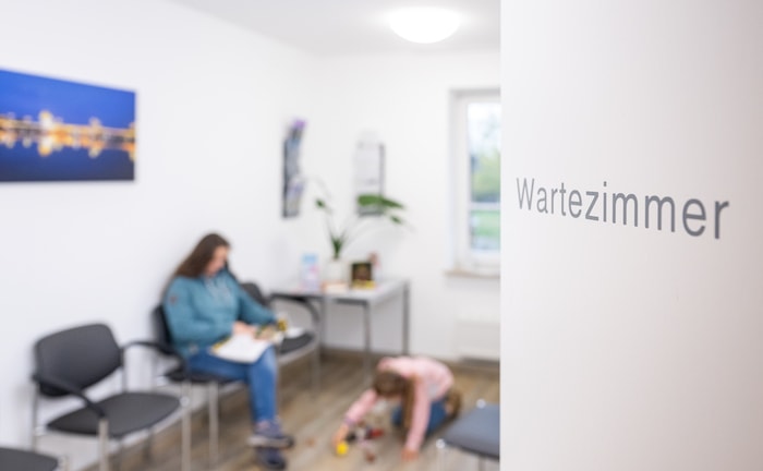 Menschen mit privater Krankenversicherung verbringen oft genauso viel Zeit im Wartezimmer wie GKV-Versicherte.