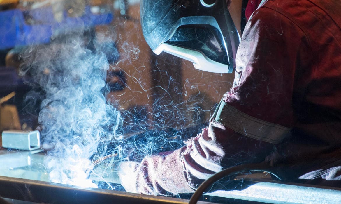 Fabrikarbeiter schweißt: Arbeitgeber bieten zunehmend betriebliche Altersversorgungen (bAV) an