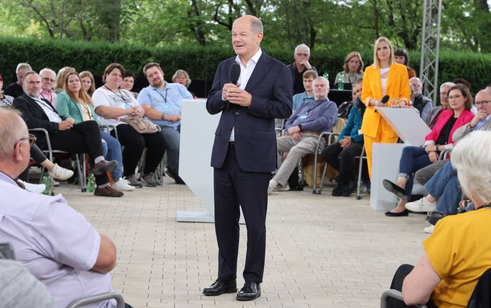 Bundeskanzler Olaf Scholz beim Bürgerdialog im Egapark in Erfurt