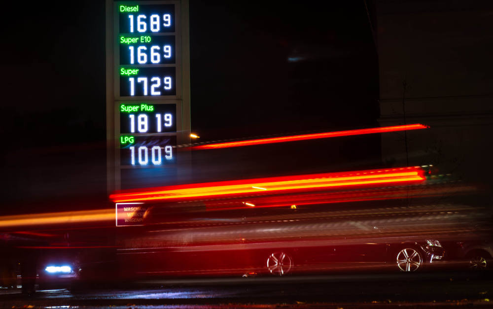 Tanke mit Spritpreisen: Im Vergleich zum Vorjahr sanken die Preise für Energie