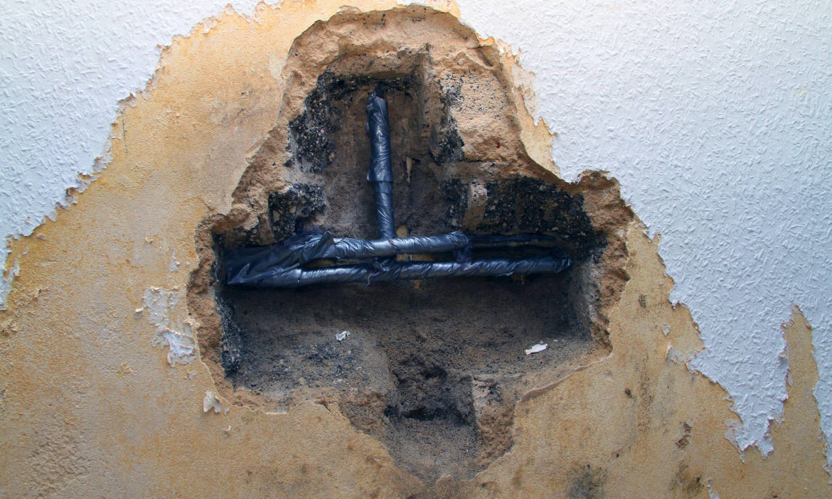 Geflicktes Wasserrohr in der Wand: Rohrbruch kann sehr teuer werden