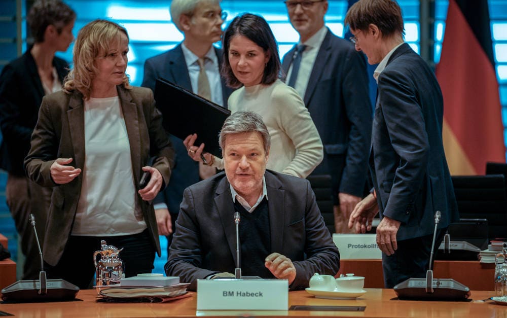 Vizekanzler Rober Habeck (Bündnis 90/Die Grünen) eröffnet am 20. Dezember 2023 die Sitzung des Bundeskabinetts in Abwesenheit des Corona-erkrankten Bundeskanzlers Olaf Scholz. Im zweiter Reihe (v.l.): Umweltministerin Steffi Lemke (Bündnis 90/Die Grünen), Außenministerin Annalena Baerbock (Bündnis 90/Die Grünen) und Gesundheitsminister Karl Lauterbach (SPD)