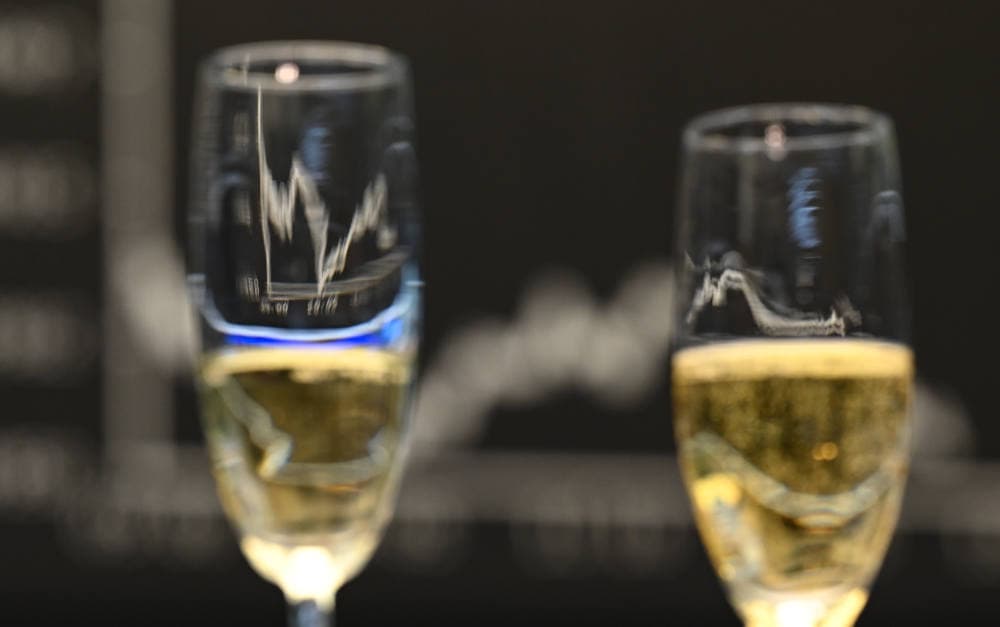 Sektgläser vor der Dax-Tafel im Börsensaal in Frankfurt am letzten Handelstag 2022: Das Börsenjahr lud eher wenig zum Feiern ein