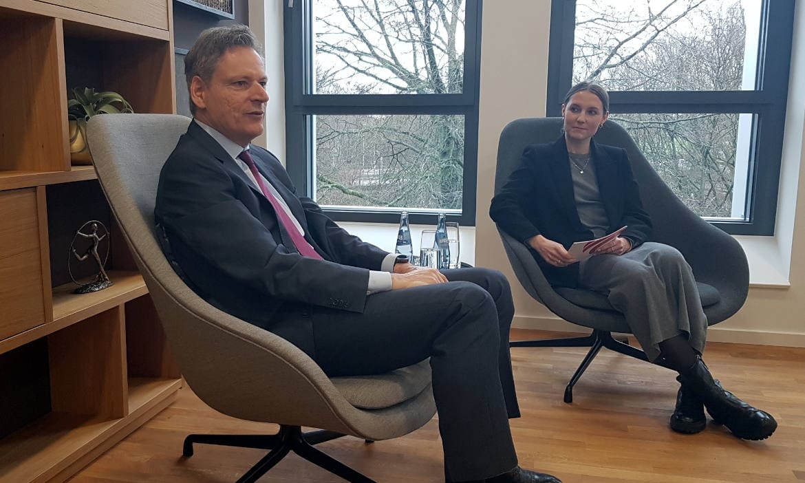 Jörg Arnold, Chef der Swiss Life Deutschland, und Nikola Gardeweg, Chefin vom Dienst in der Unternehmenskommunikation, im Kaminzimmer des Karriere-Campus in Hannover