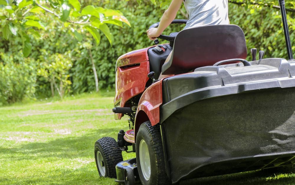 Bleibt ohne Nummernschild: Aufsitzrasenmäher bei der Arbeit