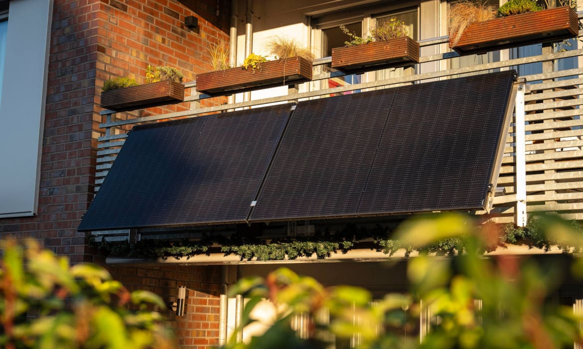 Balkonkraftwerk in Düsseldorf: Hausrat oder Gebäudebestandteil?