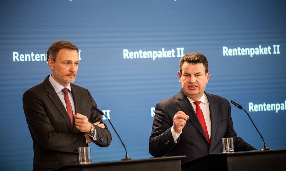 Finanzminister Christian Lindner (links, FDP) und Arbeitsminister Hubertus Heil (SPD) stellen in Berlin das Rentenpaket II vor.