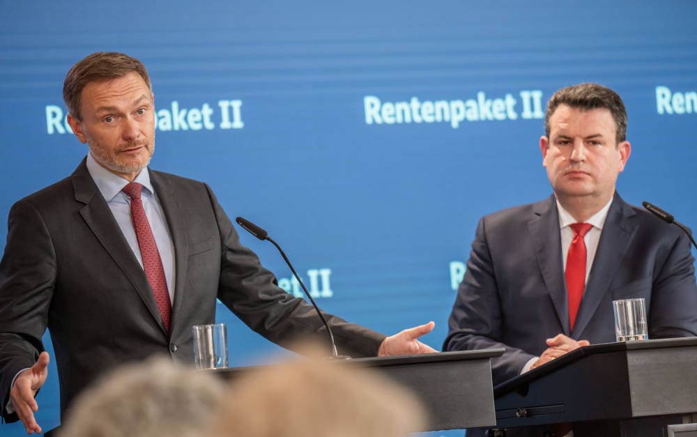 Finanzminister Christian Lindner (links, FDP) und Arbeitsminister Hubertus Heil (SPD) auf der Pressekonferenz zum geplanten Rentenpaket II