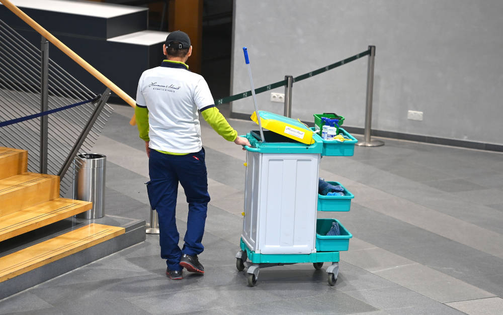 Reinigungskraft in München: Der erhöhte Mindestlohn sorgte dafür, dass viele niedrige Gehälter stiegen. Zum Beispiel in der Gebäudereinigung