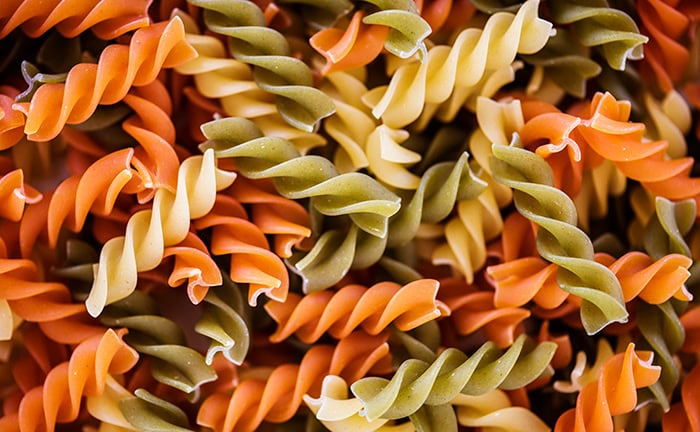 Bunte Nudeln: Manchmal macht es die Mischung bei der Ruhestandsplanung und bei Fondspolicen.