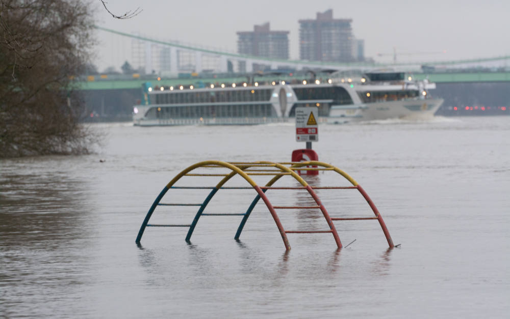 Hochwasser am Rhein im Dezember 2023: Insgesamt hielten sich die Elementarschäden in Grenzen