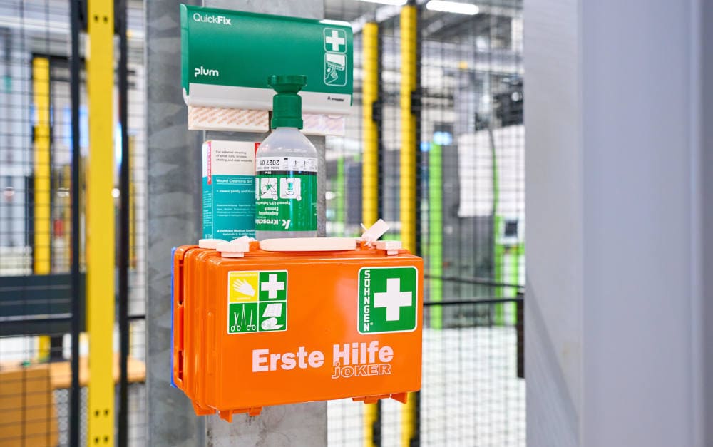 Verbandskasten in der Fabrik: Zahl der Arbeitsunfälle sinkt