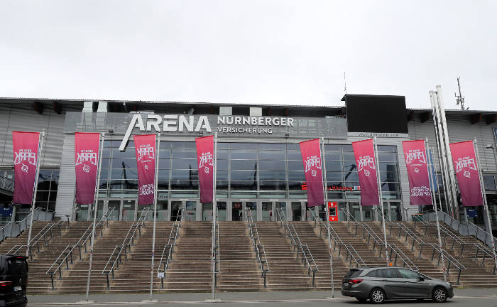 Front der Arena der Nürnberger Versicherung: Der Versicherer will bis 2026 75 Millionen Euro an Kosten einsparen