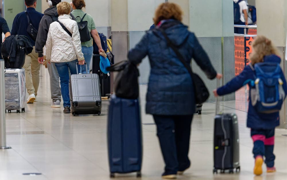 Reisende im Flughafen Köln/Bonn: Bei Reisekranken- und -rücktrittsversicherungen gewinnen Vergleichsportale an Beliebtheit