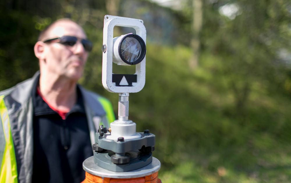 Vermessungstechniker bei der Arbeit: 2.900 Euro Prämie für die Betriebshaftpflicht