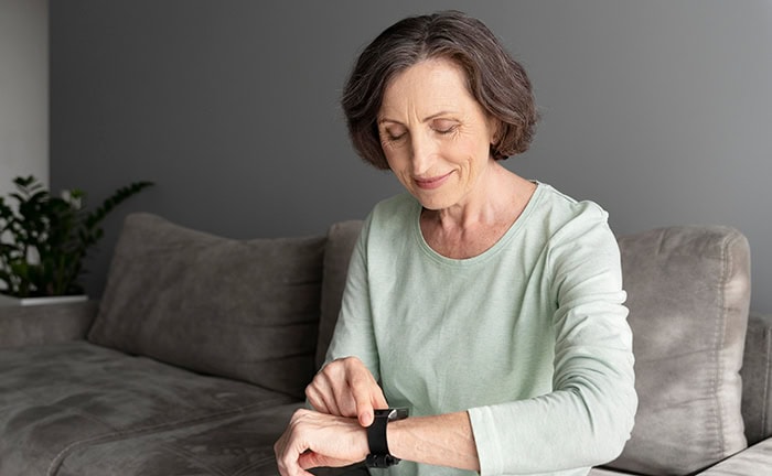 Ältere Frau mit Smartwatch: Die eigene Lebenserwartung einzuschätzen ist nicht einfach.