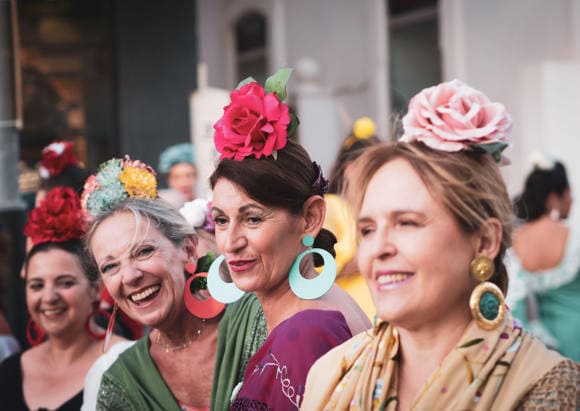 Gut gelaunte Frauen auf dem Weg zu einem Fest (Foto: picture alliance | Andreas Poertner)