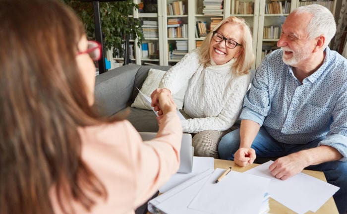 Frau schüttelt ihrer Maklerin die Hand: Servicevalue hat erneut die vertrauenswürdigsten Versicherungsmakler ermittelt.