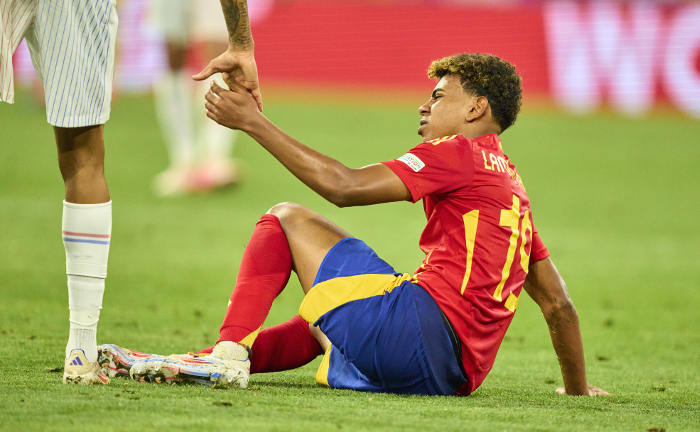 Gegenspieler hilft Fußballer Lamine Yamal auf die Füße: Servicevalue hat die fairsten Versicherer und Maklerpools 2024 ermittelt.