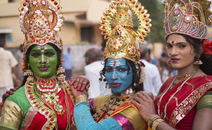 Mit Gold geschmückte hinduistische Tempeltänzer in Kerala: Gold ist für viele Frauen nicht nur Schmuck, sondern auch eine lukrative Geldanlage.
