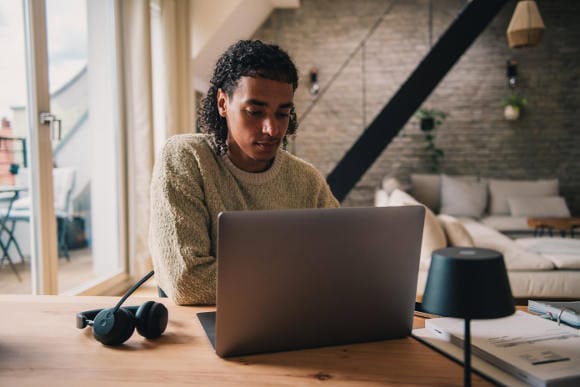Mann im Homeoffice: Seit dem Steuerjahr 2023 dürfen Angestellte eine Homeoffice-Pauschale von 6 Euro pro Tag in ihrer Steuererklärung für maximal 210 Tage angeben. (Foto: picture alliance / dpa-tmn | Zacharie Scheurer)