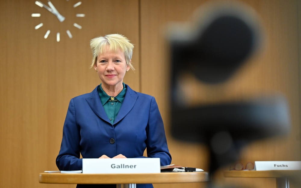 Die Präsidentin des Bundesarbeitsgerichts, Inken Gallner, im Konferenzbereich: aktuelles Urteil zu Zuschüssen in der betrieblichen Altersversorgung (bAV)