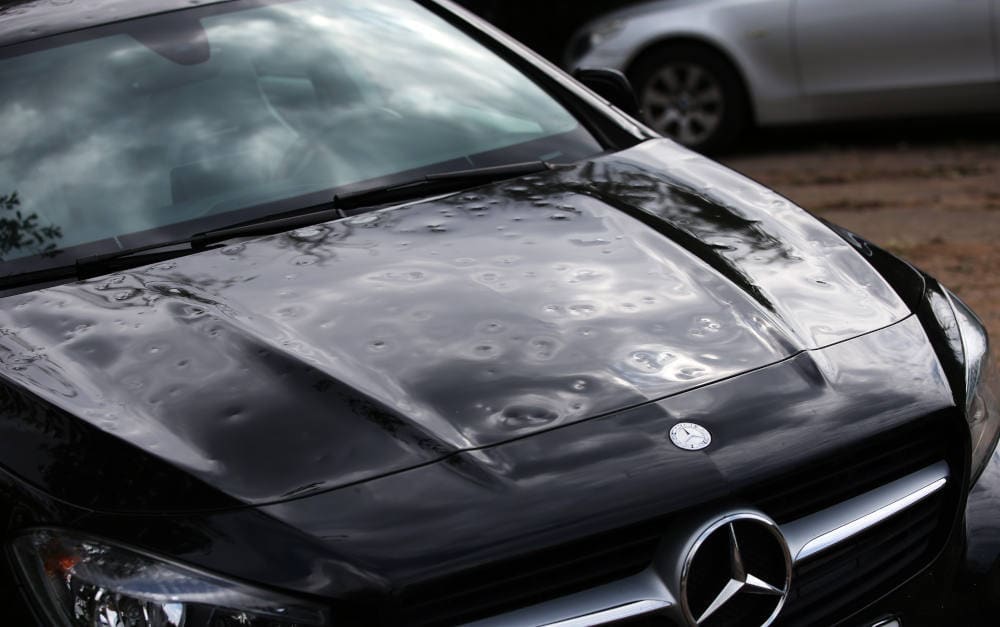 Hagelschaden an einem Auto als Fall für die Kasko: Neue Regionalklassen in der KFZ-Haftpflicht und der Kaskoversicherung