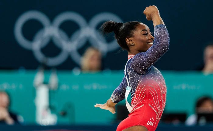 Die US-Turnerin Simone Biles triumphiert bei Olympia 2024: Vor allem ein Versicherer landet beim Deutschland-Monitor von Servicevalue in vielen Kategorien auf dem ersten Platz.