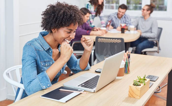 Junge Frau freut sich: Eine jährliche Steuererklärung kann zwar aufwändig sein, lohnt sich aber für die meisten Angestellten.
