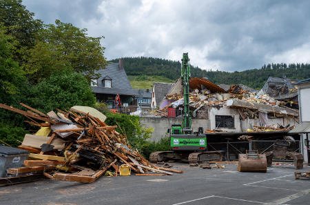 Ein eingestürztes Hotel in Kröv wird abgerissen: Wohngebäude sind meist nur gegen Schäden durch Sturm und Hagel versichert. Foto: picture alliance/dpa | Harald Tittel
