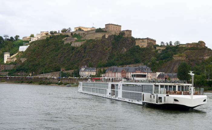 Ein Flusskreuzfahrtschiff wendet auf dem Rhein unterhalb der Festung Ehrenbreitstein: Am Rhein ist die Gefahr für Hochwasser deutschlandweit am höchsten.