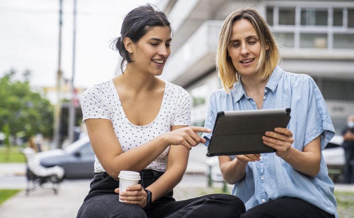 Zwei Frauen besprechen ihre Finanzen an einem Tablet: Bei der Geldanlage der Deutschen werden ETFs immer beliebter.