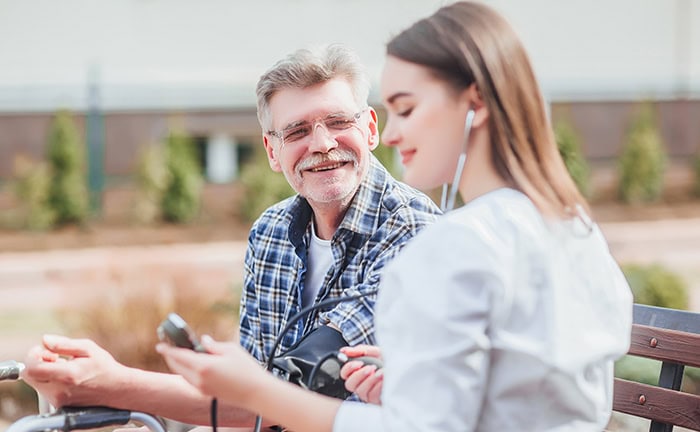 Großvater und studierende Nichte sprechen über steuerfreie Kapitalübertragung durch Fondspolicen.