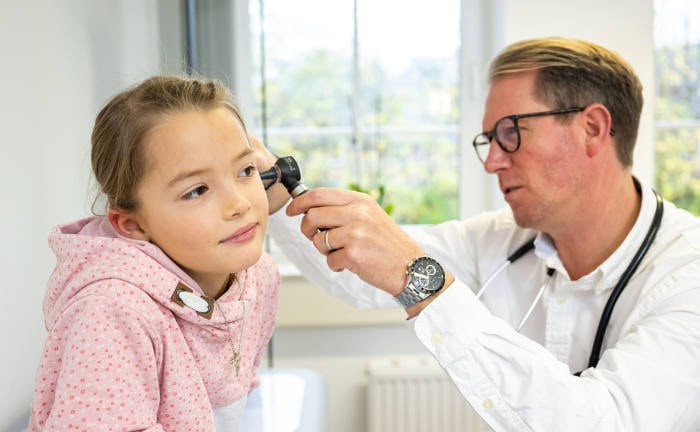 Mädchen beim Hausarzt: PKV-Tarife sind sehr modular aufgebaut mit vielen Tarifoptionen.