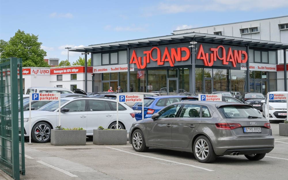 Autohändler in Berlin (Symbolbild): Makler mit Kunden aus der Autobranche haben oft Interesse an Künstlicher Intelligenz