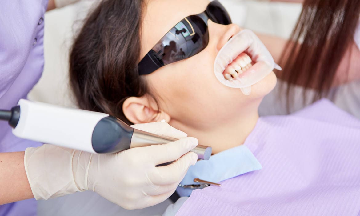 Patientin lässt die Zähne bleichen: Manche Zahnzusatzversicherung übernimmt dafür schon die Kosten