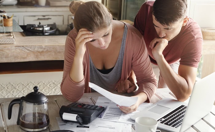 Ein Paar hat Sorgen wegen seiner Geldanlage.