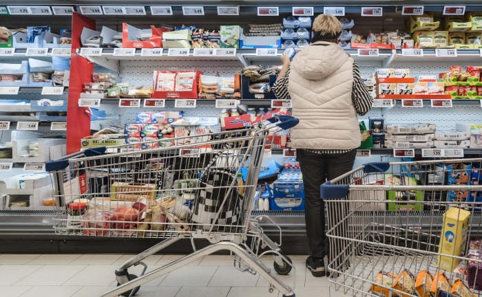 Frau steht vor einem Frischeregal im Supermarkt: Am meisten fürchten sich die Deutschen vor steigenden Lebenshaltungskosten.