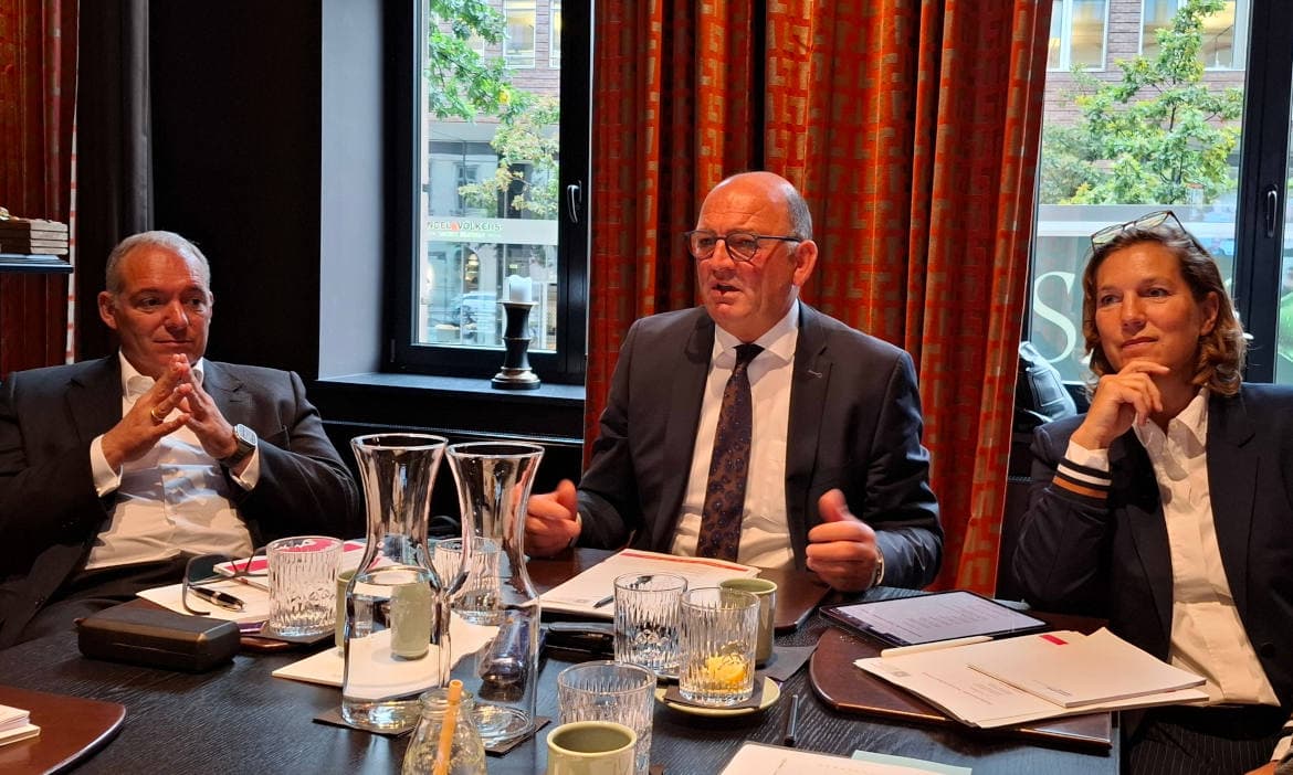 BDVM-Präsident Thomas Billerbeck (Mitte) auf der Pressekonferenz am 10. Oktober 2024 in Hamburg. Mit auf dem Bild sind Vize-Präsidentin Julie Schellack und Vize-Präsident Thomas Haukje