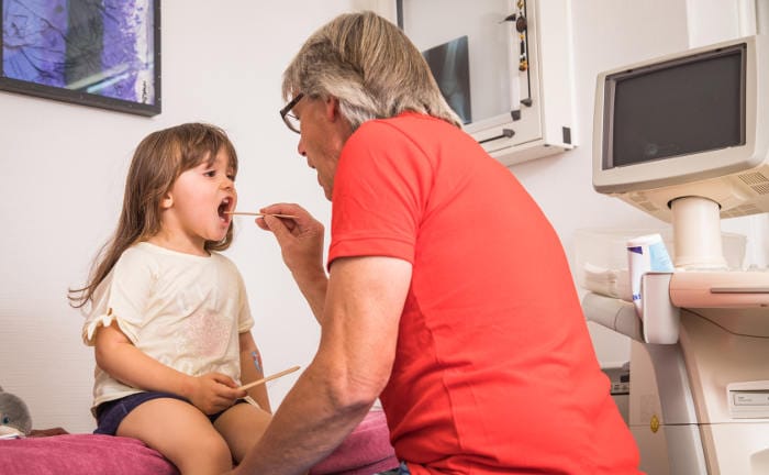 HNO-Arzt untersucht den Hals eines Mädchens: Bei Fachärzten wie HNO-Ärzten konnten Privatversicherte laut einer aktuellen Studie im Raum Bielefeld schneller einen Termin erhalten.