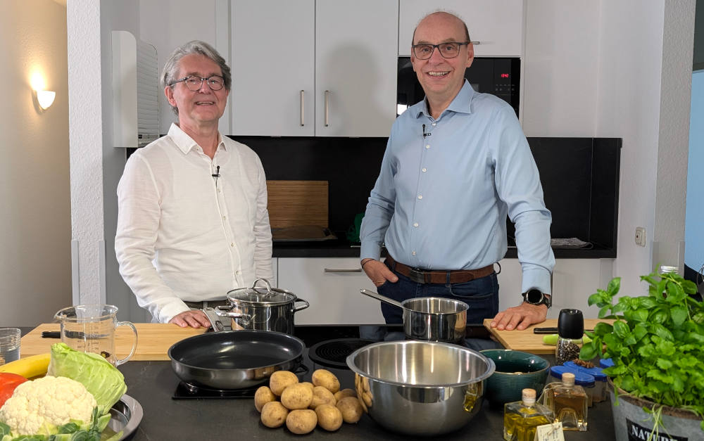 Uwe Schumacher, Vorstandschef der Domcura (links), mit Pfefferminzia-Geschäftsführer Matthias Heß in der Redaktionsküche