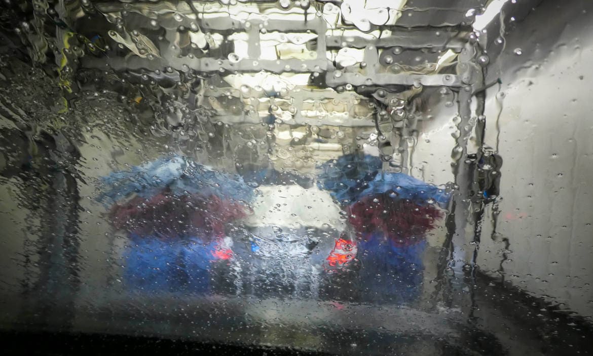 Auto in der Waschanlage: Auch bei der KFZ-Versicherung hat das Großreinemachen begonnen