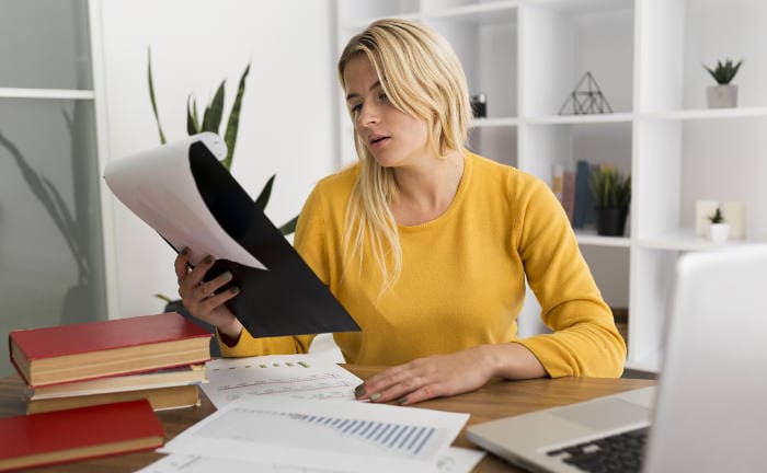 Frau rechnet ihre Finanzierungskosten nach: Lebensversicherungen sind eine Möglichkeit fürs Alter vorzusorgen.